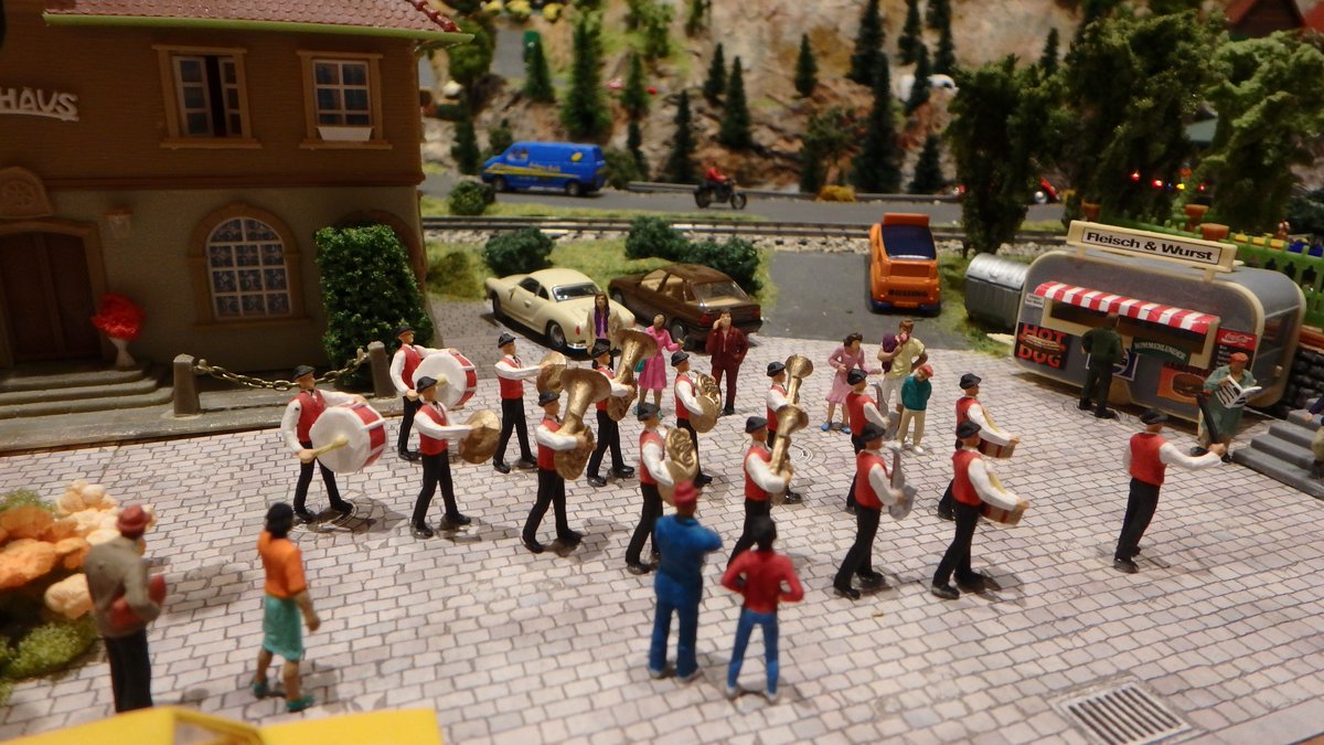 OsoyoosRailroad's tweet image. Some random shots from around the display. There are so many different things to spot. Forest fire, bridges, police cars, bands playing, etc