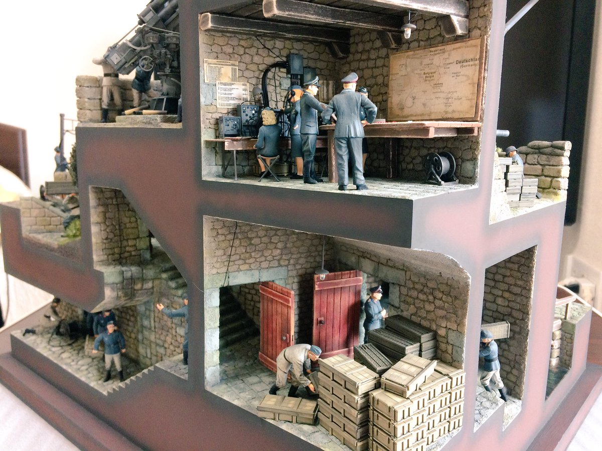 ドイツ軍の駐留する古城のジオラマ。裏側が秘密基地みたいになっていて
