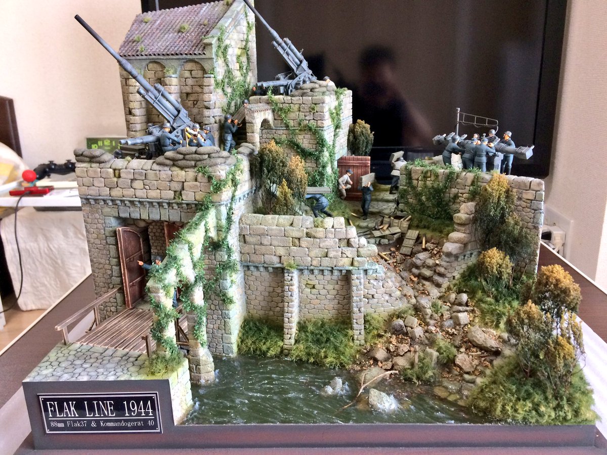 ドイツ軍の駐留する古城のジオラマ。裏側が秘密基地みたいになっていて