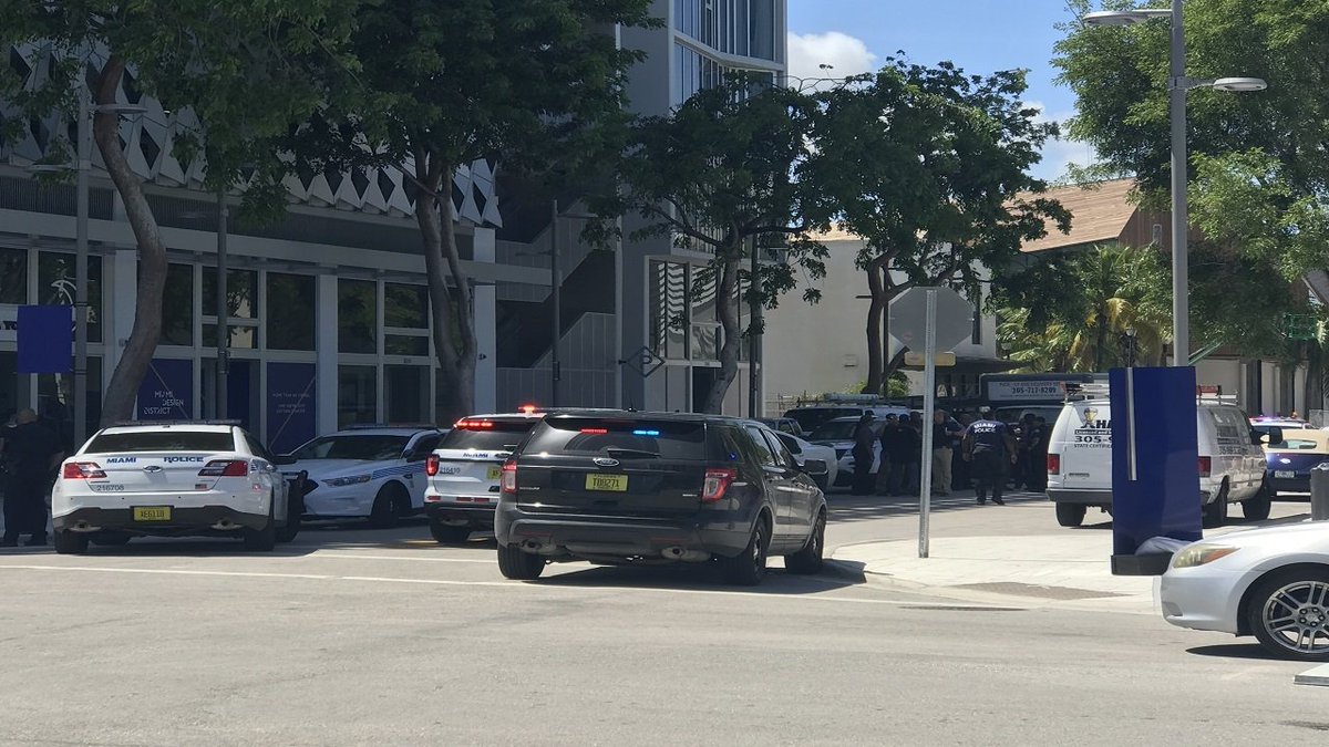 #BREAKING Inmate on 'monitor-release' flees from officers in Miami bit.ly/2svBZ9D https://t.co/UqqkMUTUaj