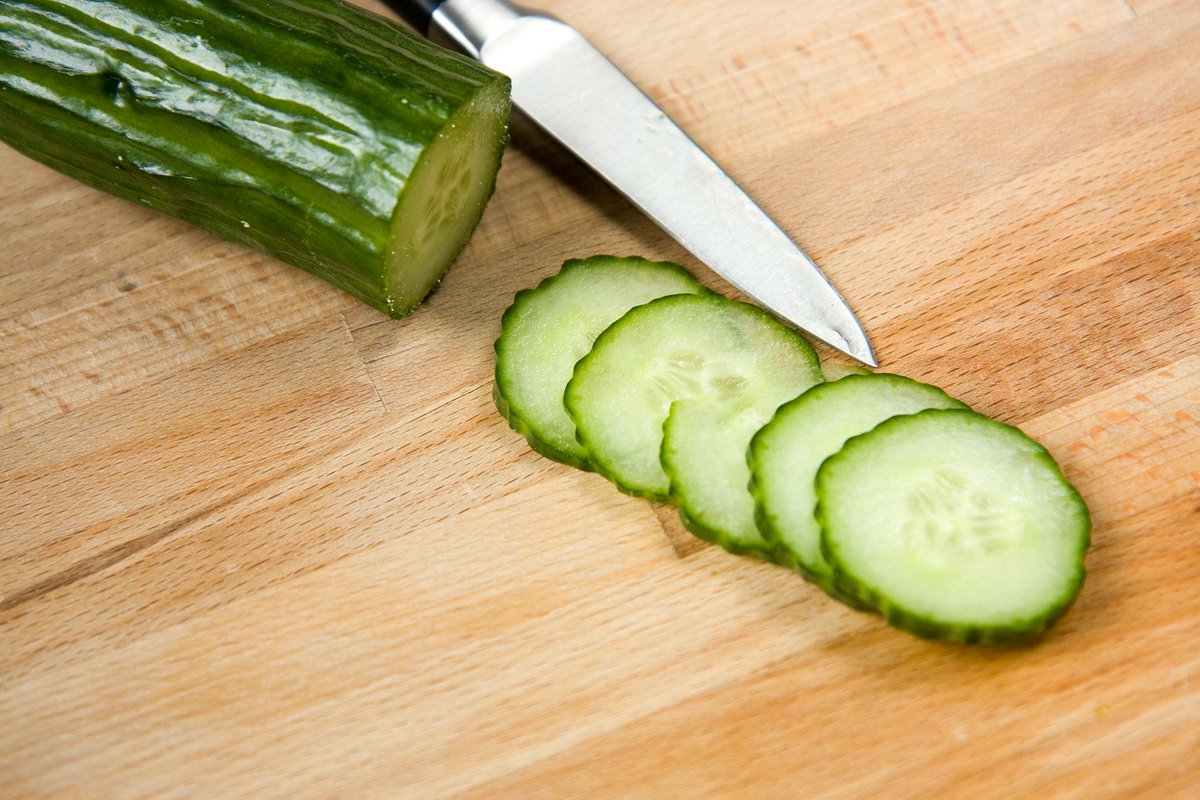DespensaEmelin's tweet photo. El calor persiste una semana más... Vayamos a por un potente hidratante; el #pepino! El fin de semana, la receta en https://t.co/nfwq4S5Qhr https://t.co/WTawvM94F2