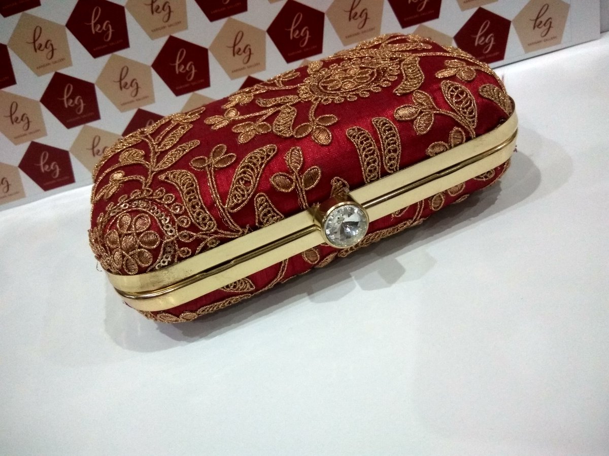 KarigariGallery's tweet photo. Stylish Maroon Zari #Clutch -Perfect for evening parties
☆PC:M4 ♡Price: INR 999
#Wedding #Order #freedelivery #paysecurely
#karigarigallery https://t.co/z9C99bRbH9