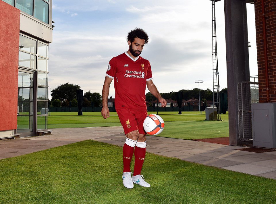 تويتر \ SportsCenter على تويتر: "Le queda pintada: Salah posó con el conjunto del Liverpool en instalaciones del club. https://t.co/dsHEMlp0vx"