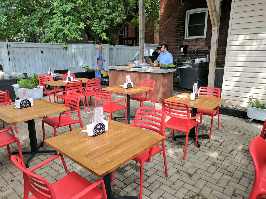 TheGeneratorCa's tweet photo. The party's just starting in Bev's backyard - everyone is invited #HamOnt! Free food samples &amp; @CollectiveBrew! @TheBeverly__ https://t.co/UvMz0hueJl