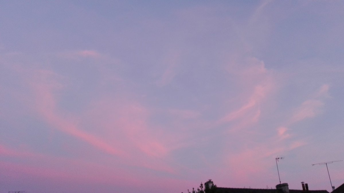 laroulotte49's tweet photo. Cc @MonsieurFraises n'aperçois-tu pas comme un 💗 dans mon ciel #choletais Je le vois de ma fenêtre #cield'été #merveilles #rêverie https://t.co/sOKSA6FFx3