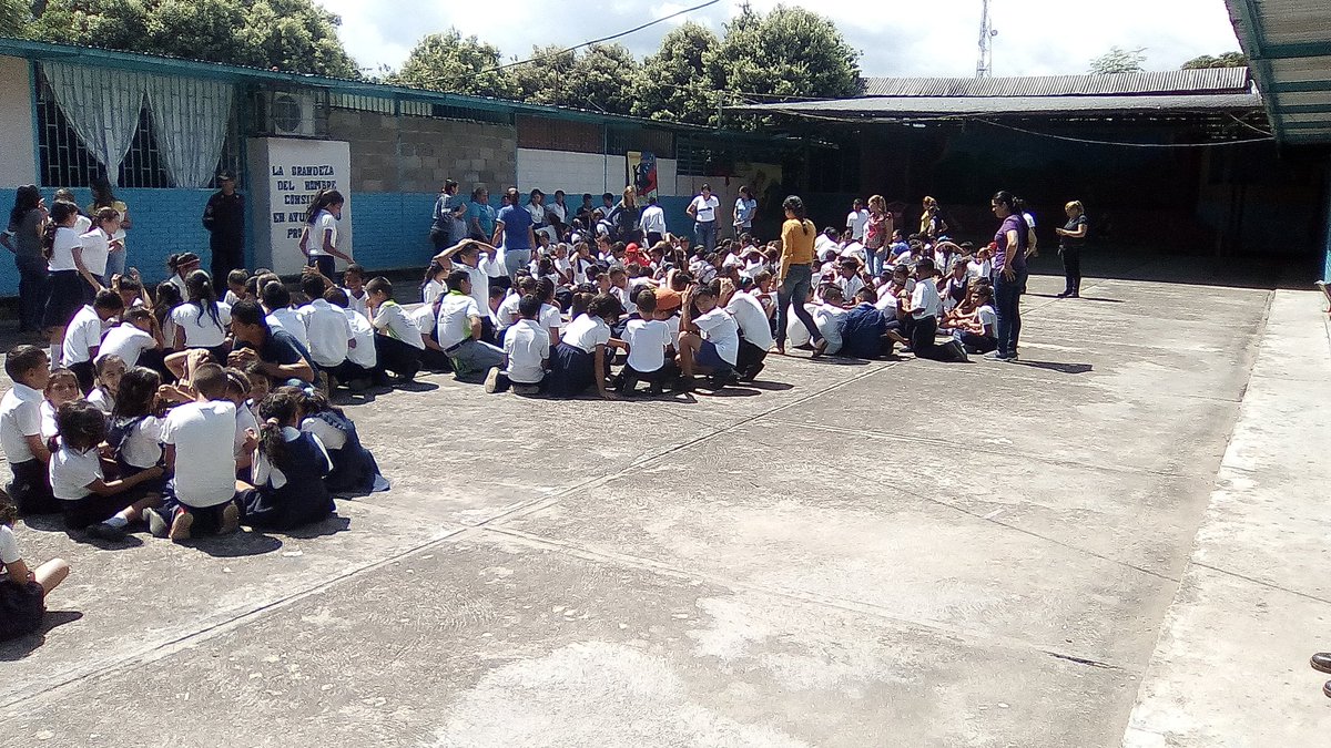 ebncoloncito's tweet photo. Simulacro nacional en honor al sismo de Cariaco @JauaMiranda @ZonaEducTachira @charlychaves @FUNVISIS https://t.co/kVouzl5hsB