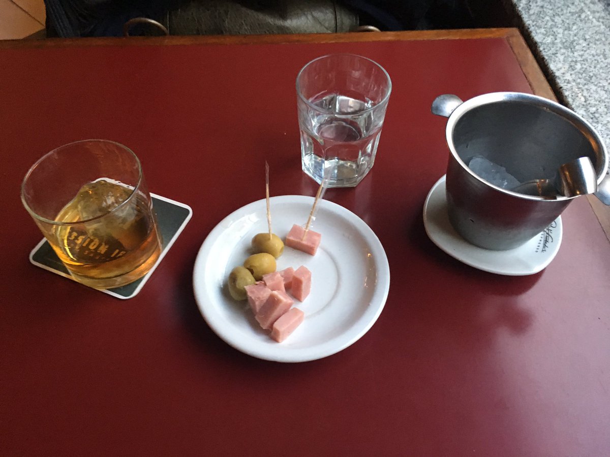 AlejCavalli's tweet photo. #Merienda macha en bar #LaAcademia. #JeanBean https://t.co/pQAHUvvjkZ