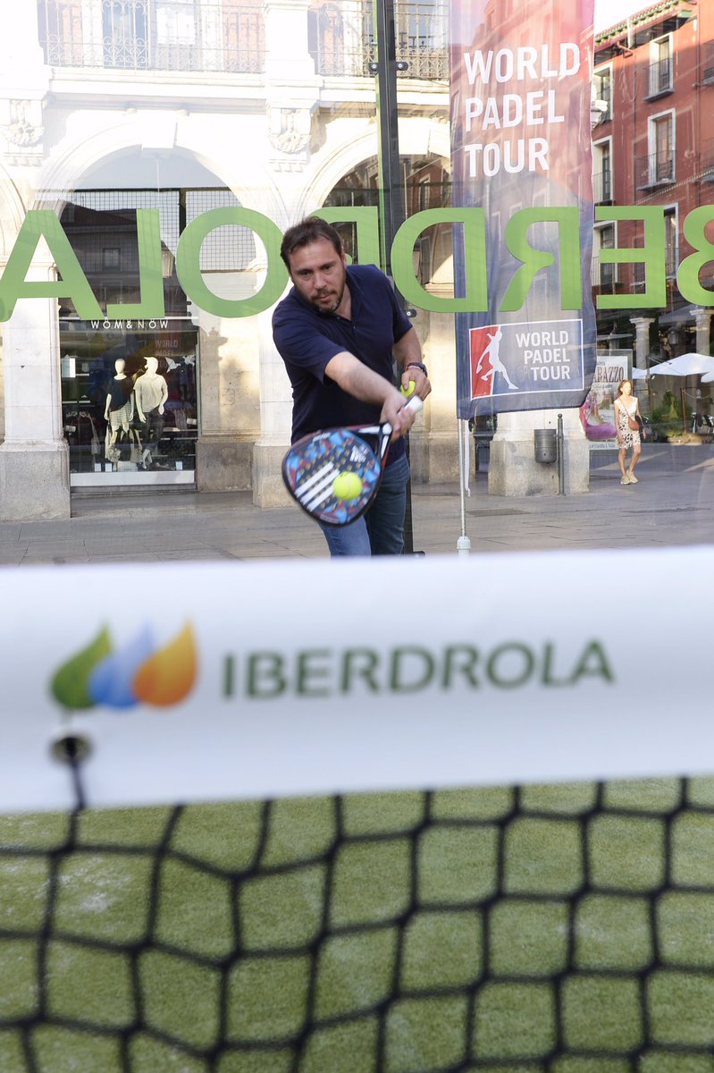 Candela300's tweet photo. @oscar_puente_ también disfrutó del padel en la mini pista que @iberdrola ha instalado para los más peques en #WPTValladolid #PucelaPower https://t.co/0i6ipjQTQ4