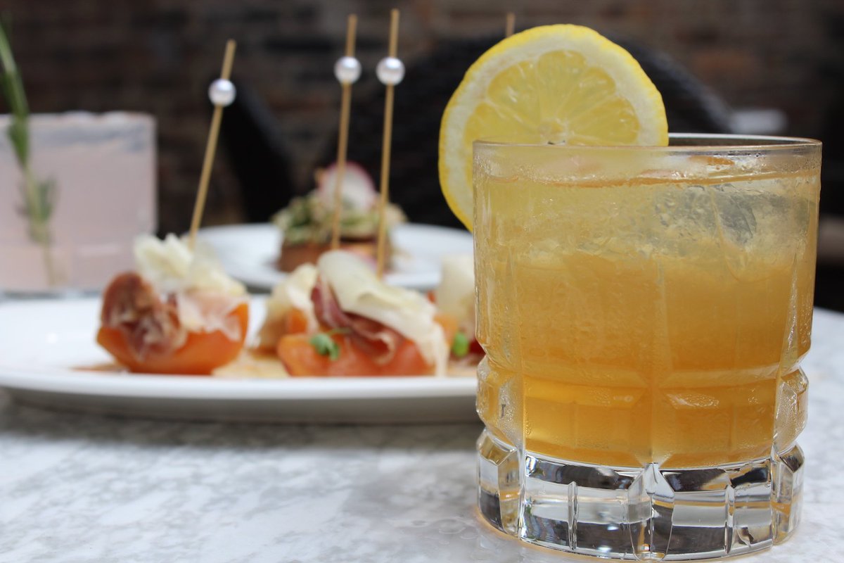 It's an aperitivo kind of evening. Stop by after work and enjoy a drink, or two...
