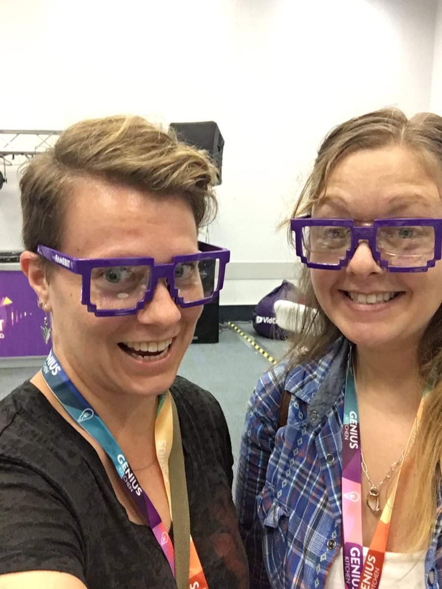 liz_veeuh's tweet image. Playing around in the #FameBit lounge with @CarlyBrownBear at #VidConUS