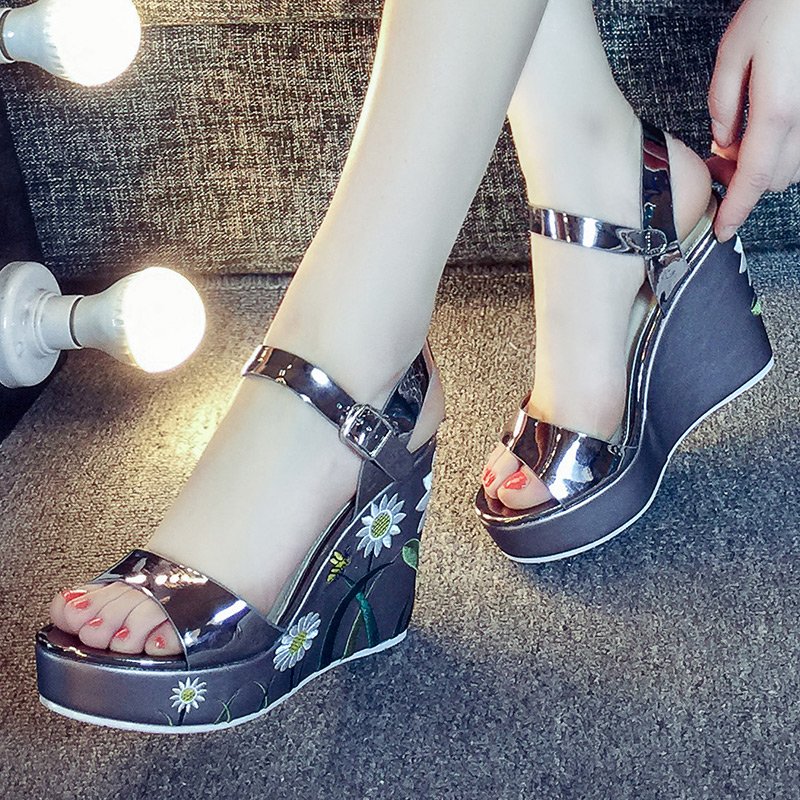 Shine Sandals 🐩$42.50🌷code "ladysto" 15% off #sky #bootsdept #ballerinabun #fashionblog #loveshoes #sneakerspics #summerdays #muleskinner