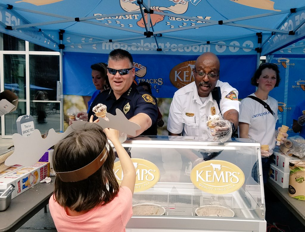 Moose_Tracks's tweet image. Who will scoop more @KempsCows frozen yogurt? #Pittsburgh police station vs. fire station... 💪