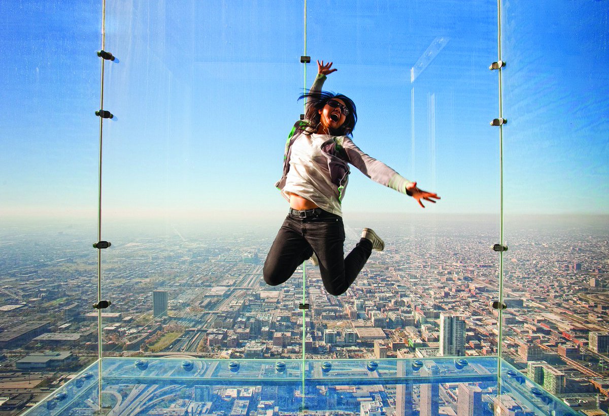 KEYMagazine's tweet photo. #PutYourPhoneDownAnd experience #Chicago... From the @artinstitutechi to @ChiRiverwalk to @Millennium_Park to @SkydeckChicago, it's amazing! https://t.co/2D5yKBkw5N