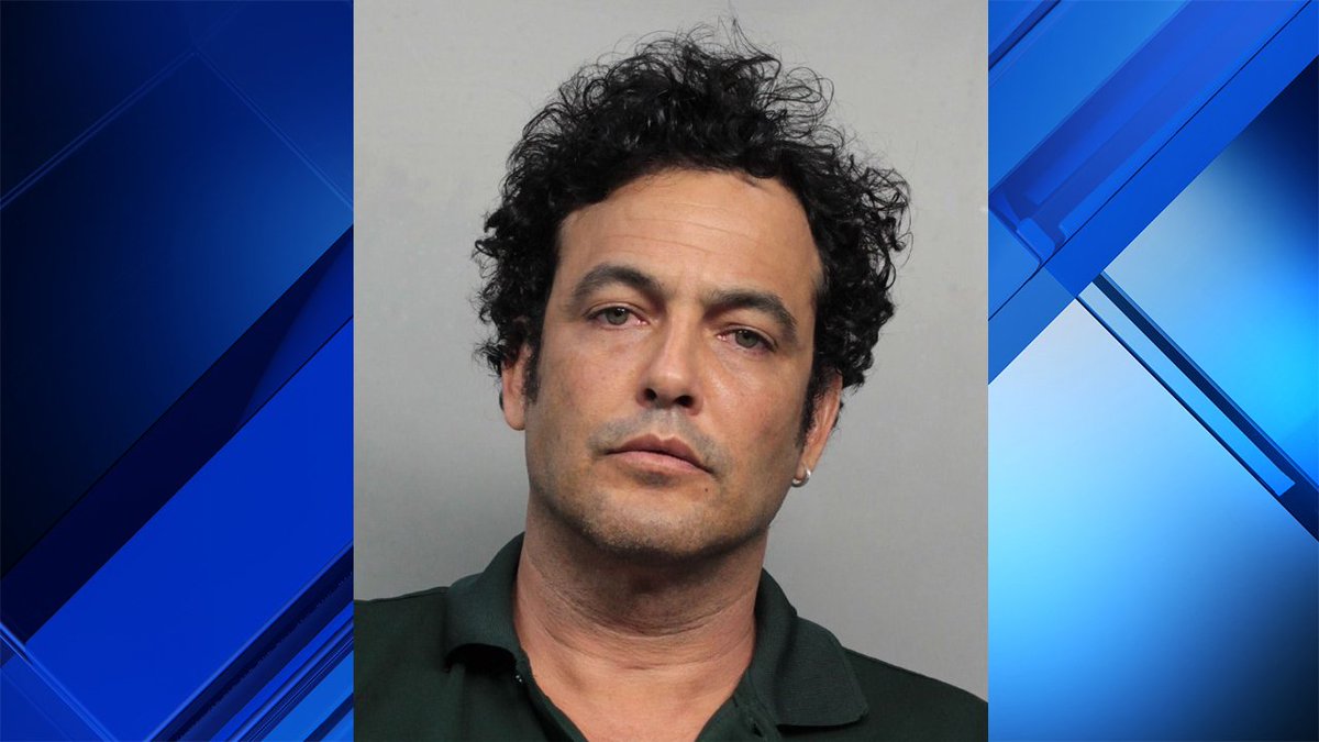 Hialeah security guard arrested after pulling over Miami police officer bit.ly/2sZvDjD https://t.co/2jnRt6mUGz