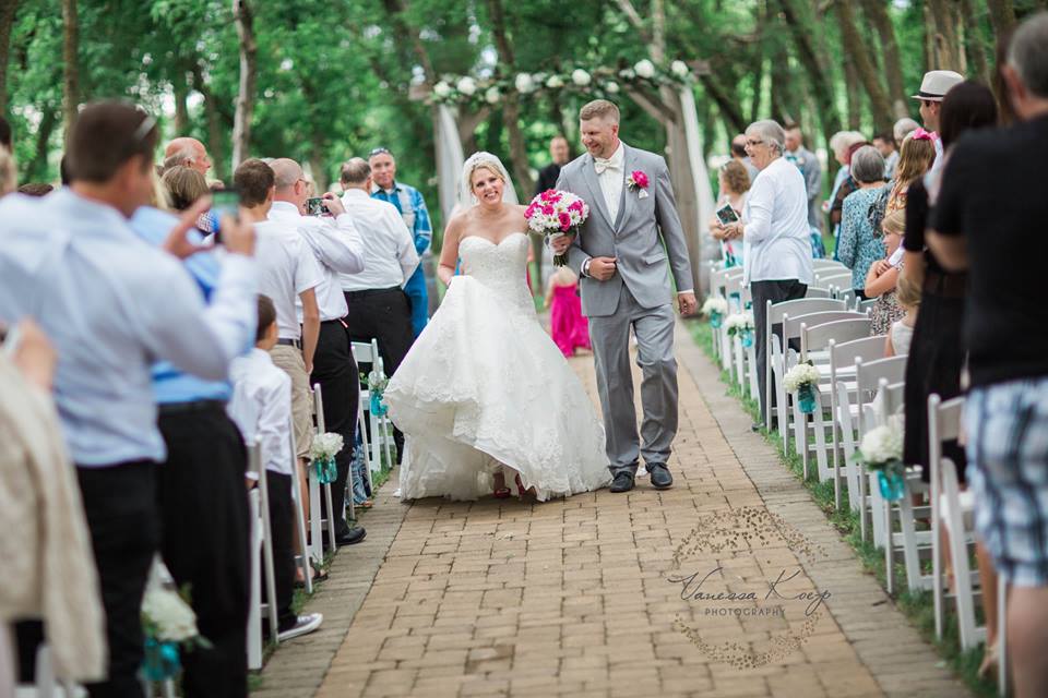 Gorgeous photos from another beautiful wedding at <a href="/carloscreek/">Carlos Creek Winery</a>! Photography by Vanessa Koep Photography More photos:
facebook.com/vanessakoeppho…