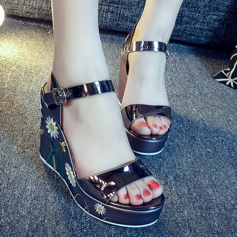 Heels321's tweet image. 🐟 Always look awesome like these. 🌸 #bootsafety #sneakersholic #bloggerlook #heelscewek #fashiongram #sneakersph ladysto.com