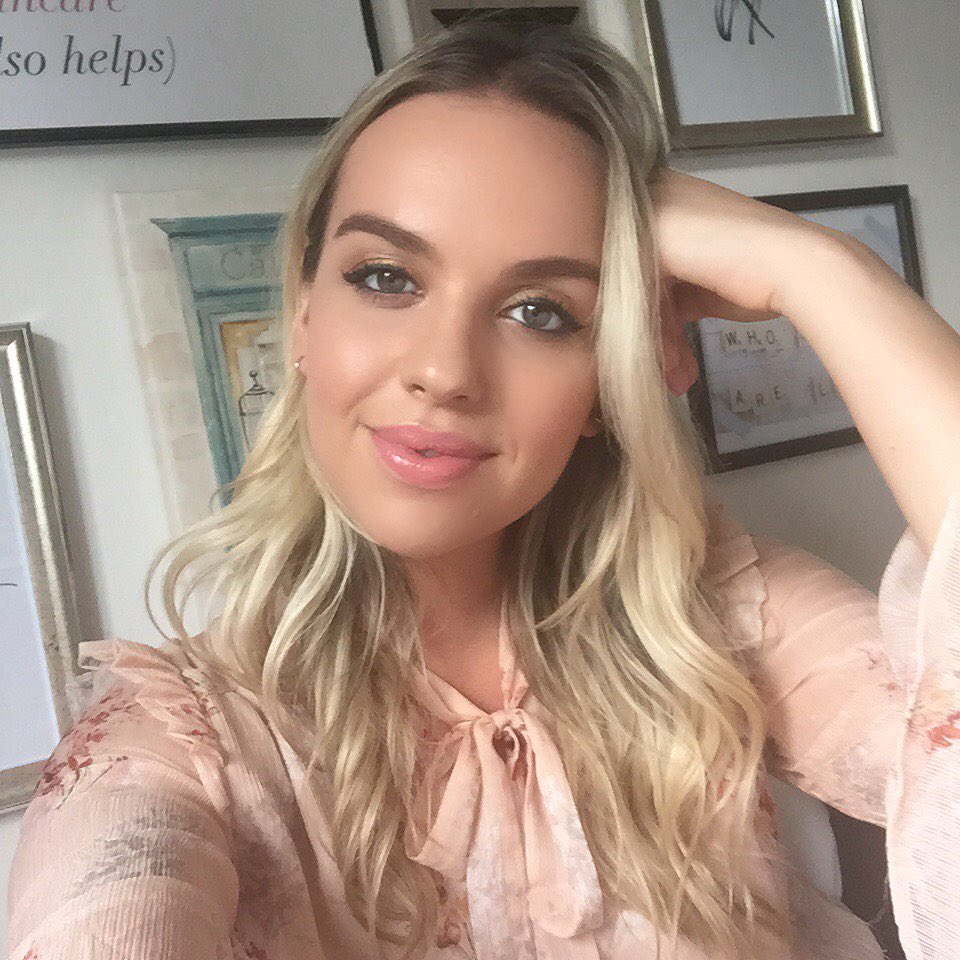 ellenextdoor's tweet photo. Fancy hanging with me, @thisispowder & @bareMineralsUK on Saturday? π―ππΌ https://t.co/qFROg6tnuh #sleepinthebare #Ad https://t.co/yrTm4iRVzB