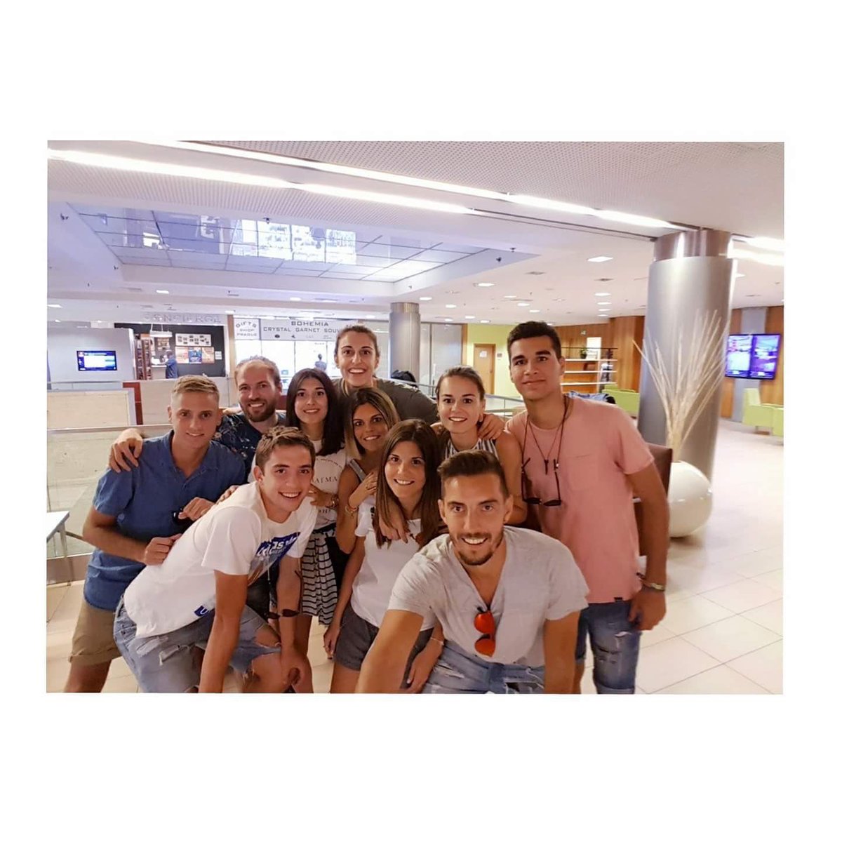 DaniBarjacoba's tweet photo. Espanya i Alba Torrens ja cerquen les semifinals. Ho fa amb família i amics a la graderia. Una pinya! Foto: @MAsalom89 https://t.co/y4KD1j6wFE