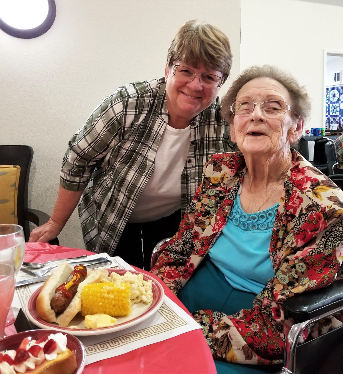 CallahanCourtED's tweet photo. @CallahancourtMC welcomed summer with a delicious barbecue and wonderful friends! What better way to welcome summer?! #FrontierCulture https://t.co/aNRQRERayX