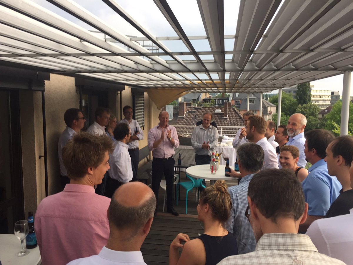 Marco Berg: unser Head of #Frankfurt zeigt den Gästen unsere tolle Terrasse mit Ausblick auf die #Skyline. Das Grillbuffet ist eröffnet.