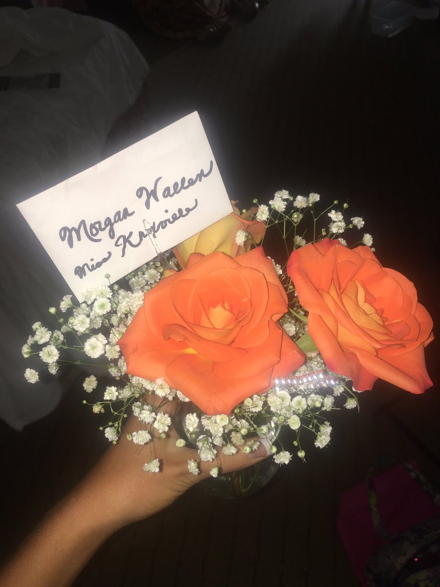 Shoutout to the fabulous <a href="/SaraMitchellTV/">Sara Mitchell</a> for my beautiful flowers... love them even more for the color scheme😍😍😍 #GoVols #MissKnoxville