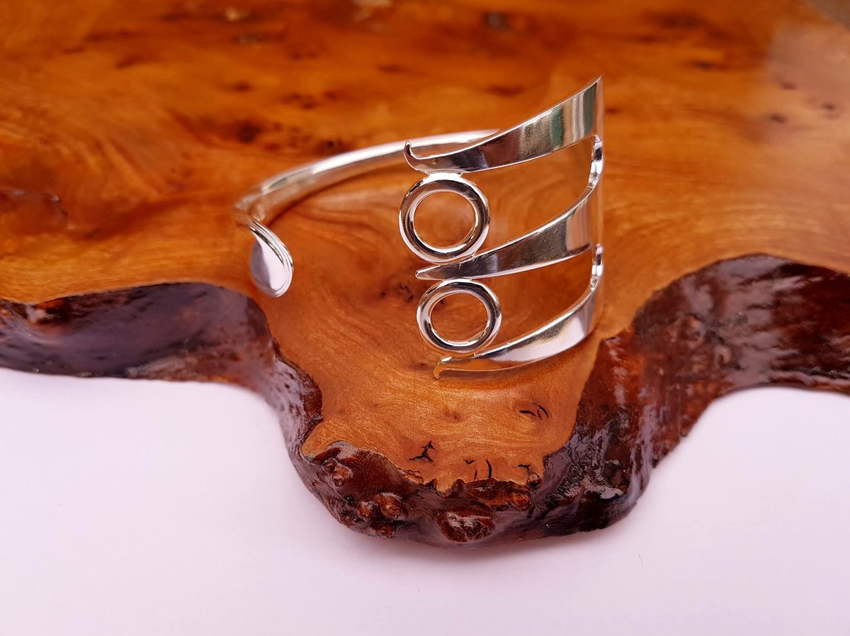 davidbodsworth's tweet photo. Bangles for JUN24th @Ely_Cathedral Conference Centre 10-4pm
A Chinese Pickle Fork-TuckChan 1890 + A Salad Server Bangle-CooperBrothers 1920. https://t.co/LBP7WySYMZ