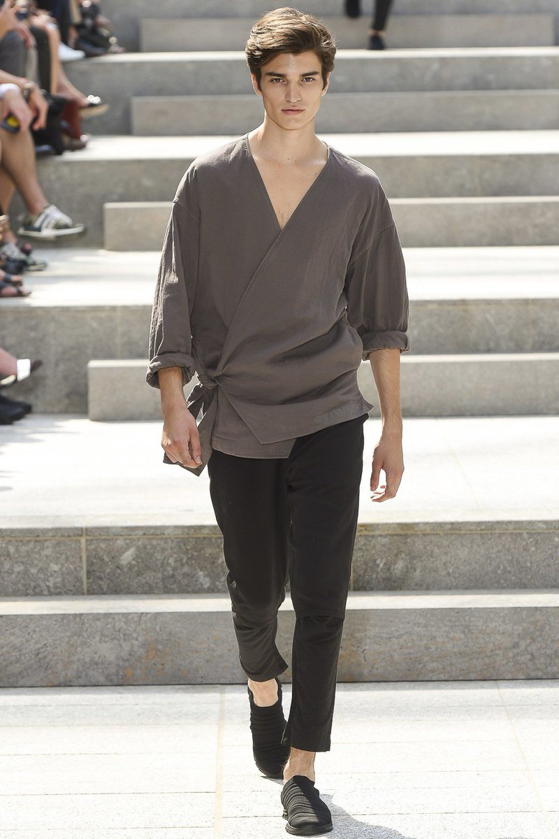 EINC_blog's tweet photo. Issey Miyake Spring 2018 Menswear | #PFW https://t.co/iO0cwoFrb6 https://t.co/nV1peYltVq