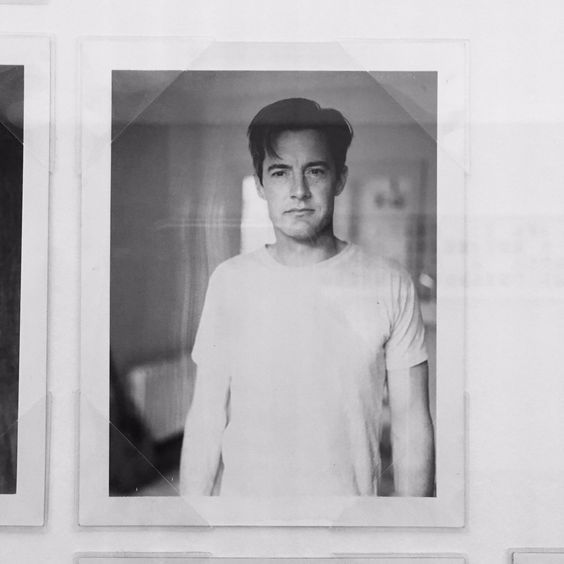 ArgTwinPeaks's tweet photo. Polaroids de Gus Van Sant en el set de la primer temporada de Twin Peaks. Febrero de 1989. https://t.co/PVZSsrEQYK