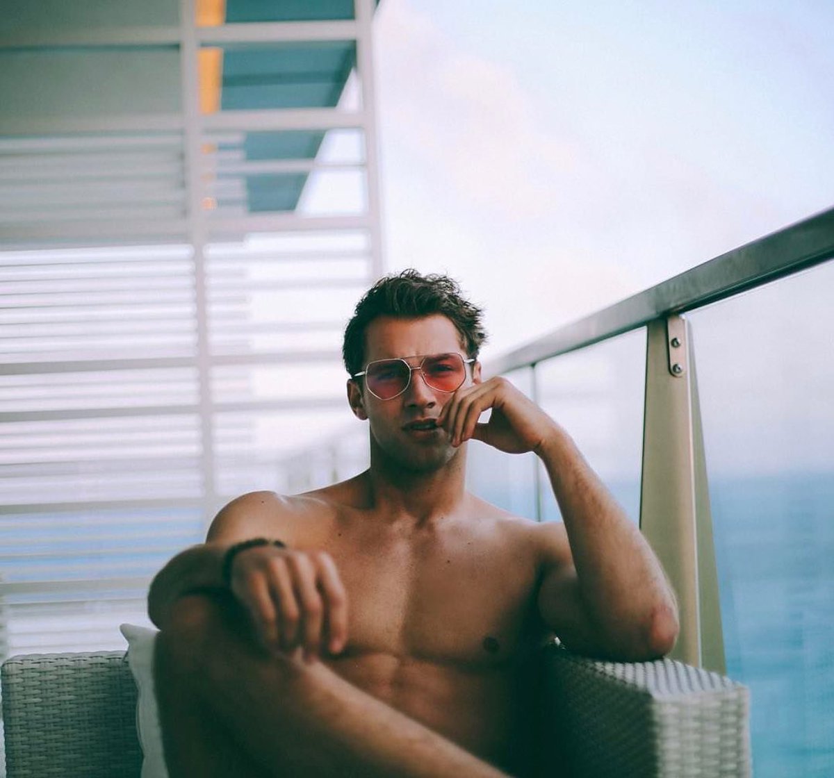 trystandonahue's tweet photo. Off duty and on vacation. ☀️ https://t.co/YkFPK5HslG