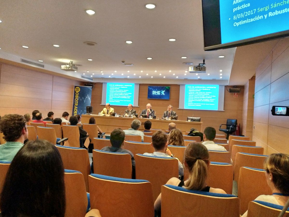 ROBOTRADERworld's tweet image. Nuestro coordinador Eduardo Lopez presenta el informe de la presente edición. 28 participantes, 8 Universidades, 4 nacionalidades.