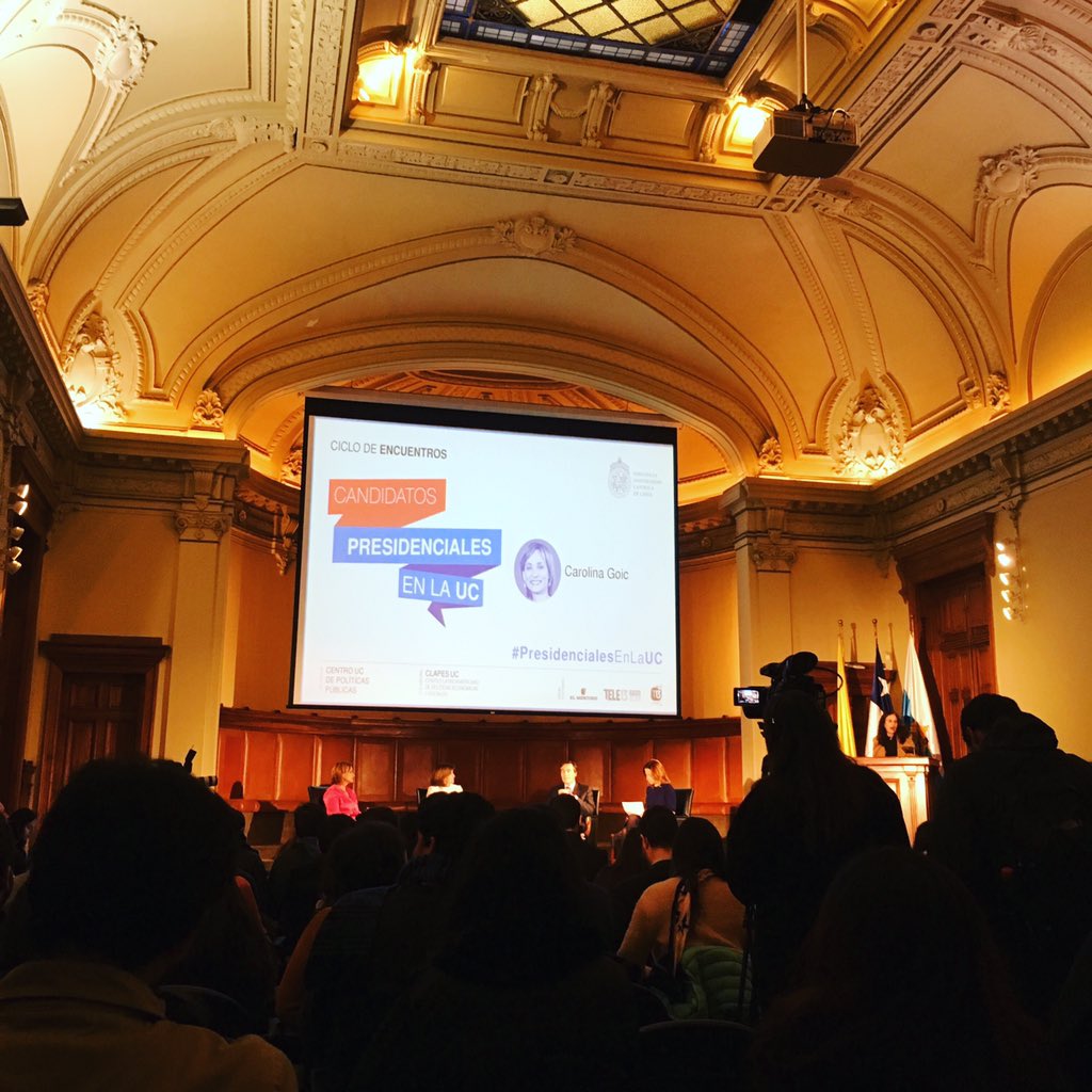 jdcindep's tweet photo. Hoy @carolinagoic en #PresidencialesEnLaUC debatiendo ideas en un espacio de comunidad universitaria #Goic17 #GoicPresidenta @matiaswalkerp https://t.co/L9QF58lJS0