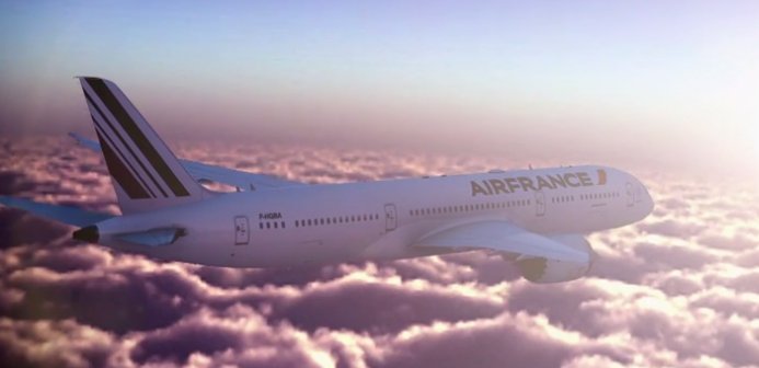AFnewsroom's tweet photo. [REPLAY] Avec "Le #B787 à la conquête du ciel français" revivez les coulisses de son arrivée chez #AirFrance https://t.co/TzOzWkMsbS #AF787 https://t.co/foNbJAMFMf