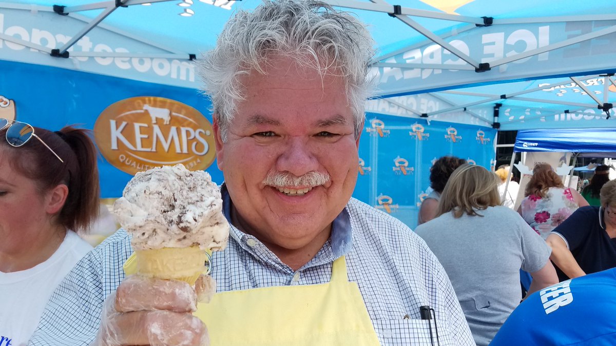 Moose_Tracks's tweet image. .@rickaroundhere of @wqed fame doesn't scoop Moosetracks. He expertly sculpts it. 👌