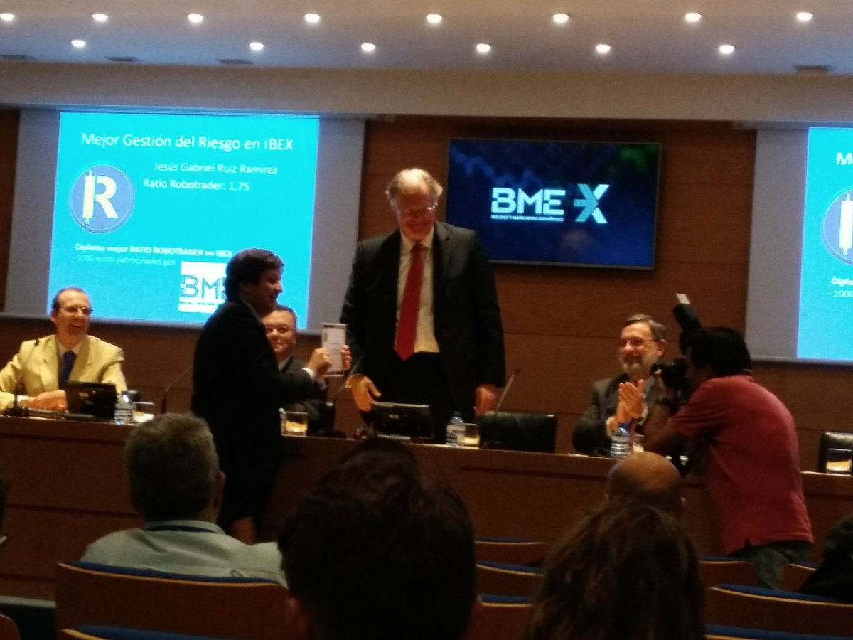 ROBOTRADERworld's tweet image. Jesús Gabriel Ruíz recoge el premio especial BME