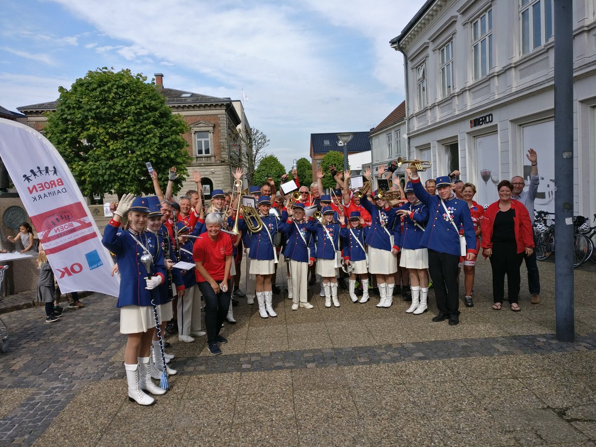 BroenDanmark's tweet photo. #efterregnkommersol 🌨️☀️ #BROENDanmarkRundt tog #kongeetapen fra #Varde til #Hobro hvor #hobrogarden gav  #wewillrockyou TAK! https://t.co/CDT3X6CNvp