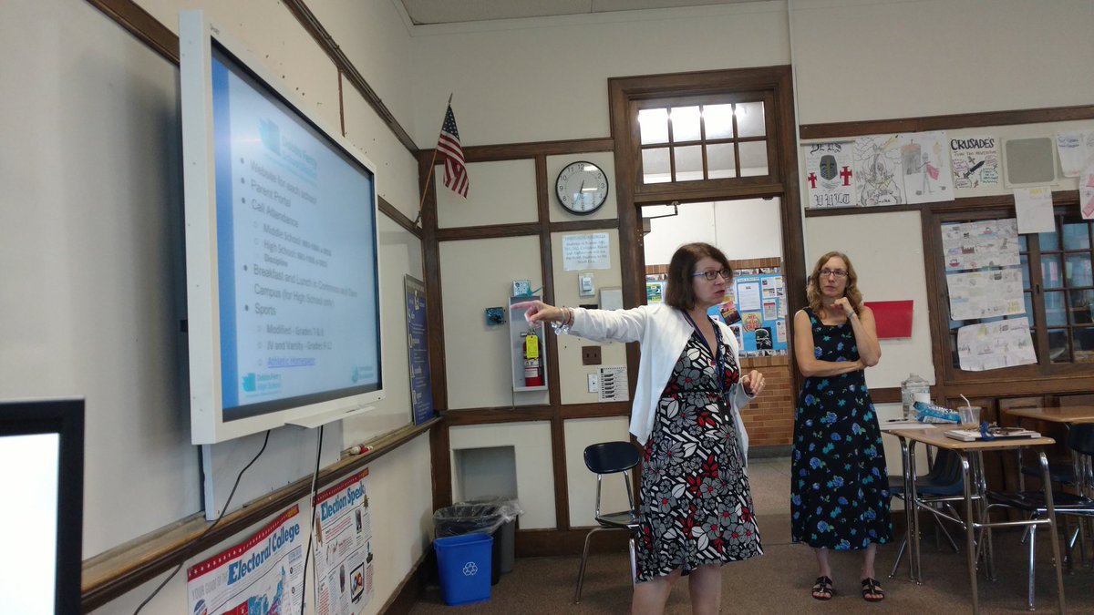 MsSarahStern's tweet photo. Bridges Parent Outreach Meeting w/ @MegHalberg #ibforall #ibworldschool #DFHS2017 https://t.co/QMJLyx2hWu