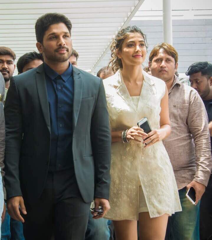 hegdepooja's tweet photo. Where are we walking? To see you'll in the theatres tomorrow.. ☺️❤️
#DJ #DJSwag #DuvvadaJagannadham #Excited
@alluarjun @harish2you https://t.co/f16fcXd7Iu