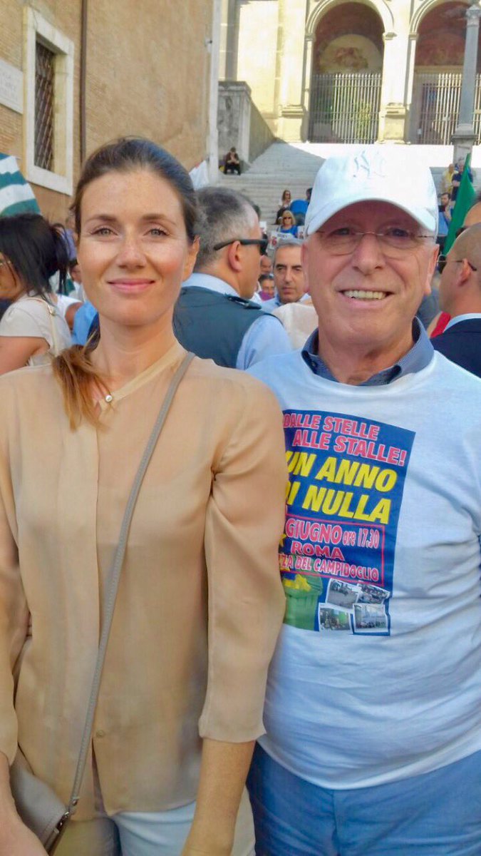 CalabriaTw's tweet photo. Bella manifestazione in Campidoglio #DalleStelleAlleStalle @forza_italia https://t.co/Wuau5orDVd