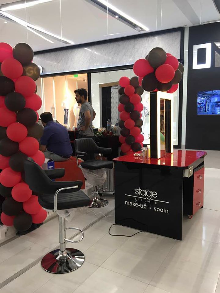 stylesglamour24's tweet photo. Loving beautiful setup by @stage_line at #EmporoumMall. Girls head over &amp; get free makeover by #MUA #HiraKhan #HappeningNow PR @transmediapk https://t.co/Xo94o9LndZ