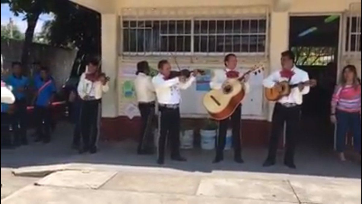 CETMAR_Boca's tweet photo. Los mariachis sorprendieron a los jóvenes que egresan de nuestro plantel ¡Les cantaron las golondrinas! https://t.co/dWQErhh5xK