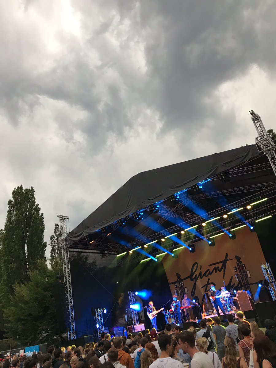 danichfuer's tweet photo. Findet der Blitz Leute über 1,90  eigentlich besser? #askingforafriend #unirocks #Unwetter https://t.co/6GkjRIsesp