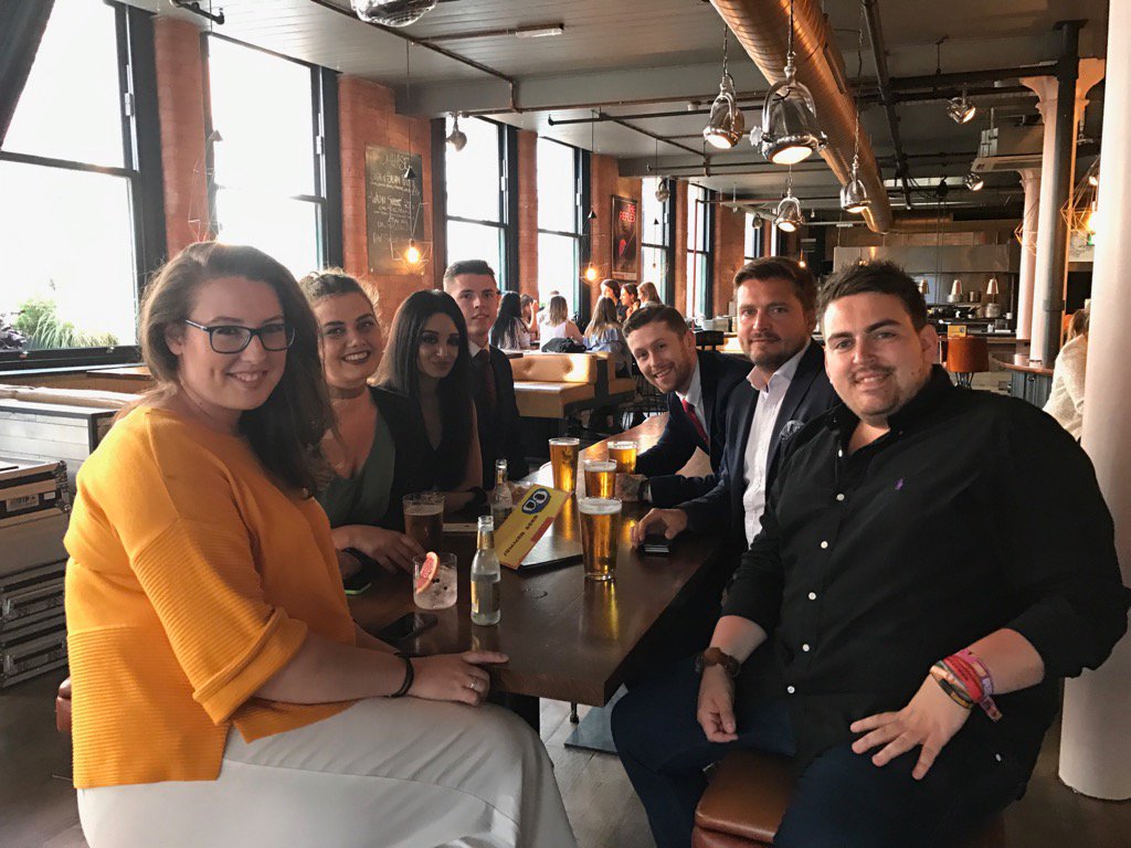 JonathanR1974's tweet photo. #leavingdrinks #maltacalling @NetworkNatter @bookrecruitment @JulieStorey1 hayley rocking the book colours 👍🍾🍻 https://t.co/dqcQ5HjwcG