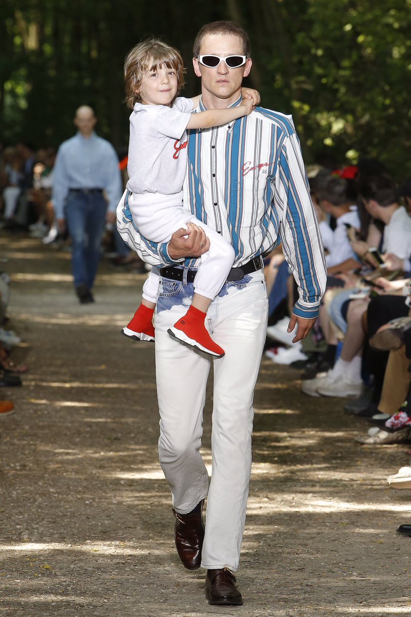 REDHAUSPR's tweet photo. Balenciaga Spring 2018 Menswear Collection | @BALENCIAGA @voguemagazine | #spring18 #balenciaga #vogue https://t.co/NqfJjD6Yuu