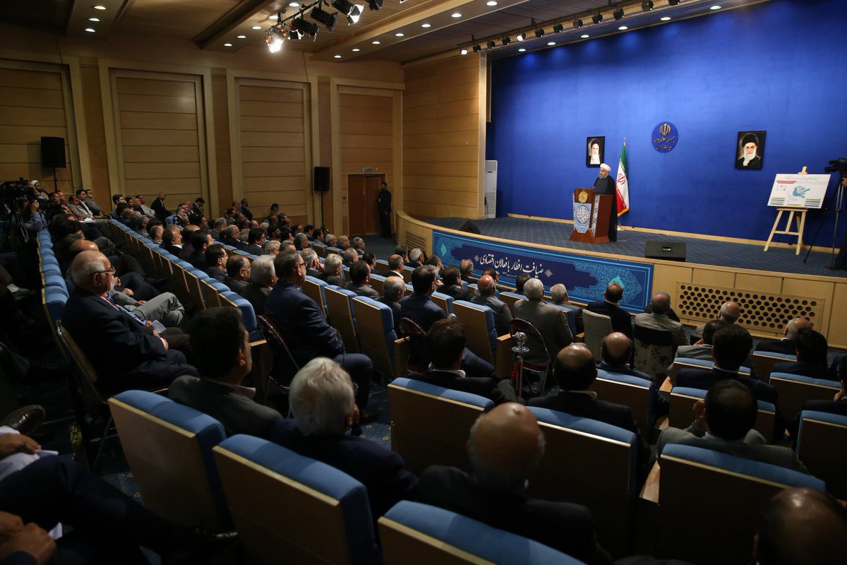 SharghDaily's tweet image. روحانی در ضیافت افطار با فعالان اقتصادی: بخشی از اقتصاد دست یک دولت بی‌تفنگ بود که آن را به یک دولت با تفنگ تحویل دادیم؛ این خصوصی‌سازی نیست