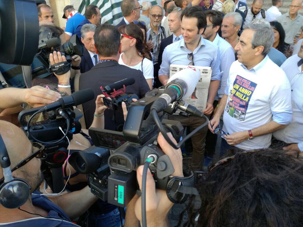 MassaroPiet's tweet photo. Una grande manifestazione in Campidoglio. #unannodinulla #dallestelleallestalle https://t.co/EVUEFKHe2f