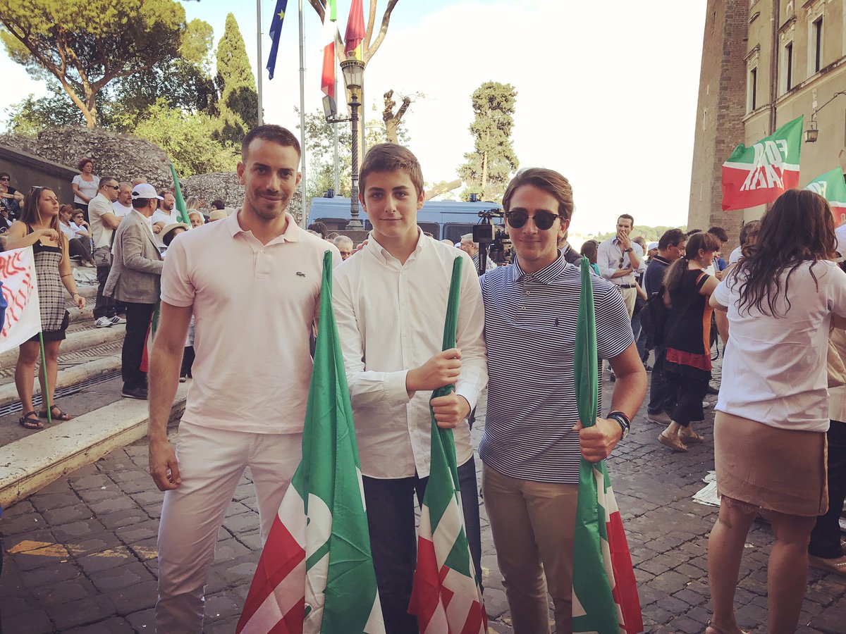 PerainoDiego's tweet photo. Militanza a 40 gradi! Un anno di #raggi un anno di nullità! #ForzaItalia #raggi #campidoglio https://t.co/0YKkQvifmo
