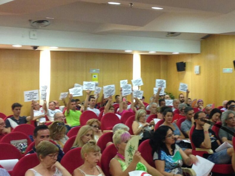 popularespinto's tweet photo. El Club Taurino #Pinto recordando al Alcalde las 3500 firmas sin contestación. Así valora la opinión de los pinteños #ConGanemosPerdemos https://t.co/fWl5KPRtqS