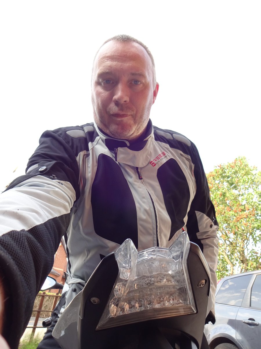 Diabolosyl's tweet photo. Essai de la @BMWMotorrad S1000R, comment je ne suis pas dans le bon sens ? Elle me met la tête à l'envers. La veste #modeka aussi en essai ! https://t.co/jgp09SVOJF