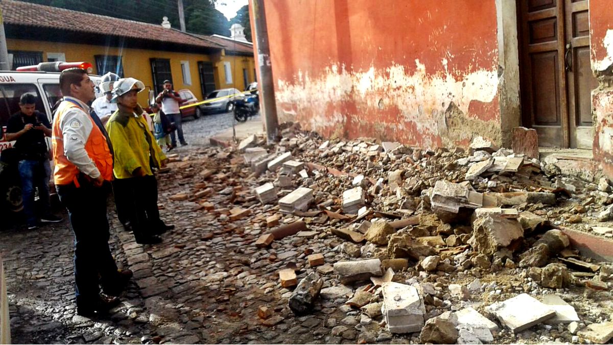 AztecaAmerica's tweet photo. #Sismo sacude a #Guatemala y provoca daños en edificios, aquí el reporte https://t.co/KXLhCY4AKQ https://t.co/09esOajJtk