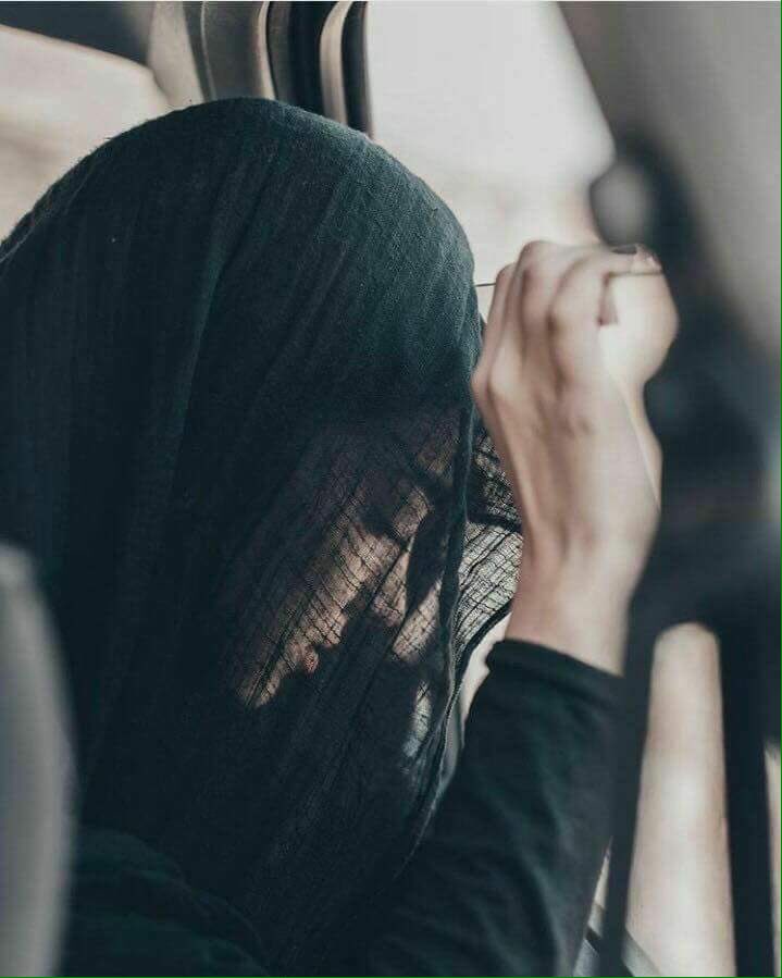أكـــره نفــــسي ؛

عنـــدما تتـــثاقــل بــي الهــــموم 

ولا أستــــطيع البـــوح بهــا لأحـــد ..